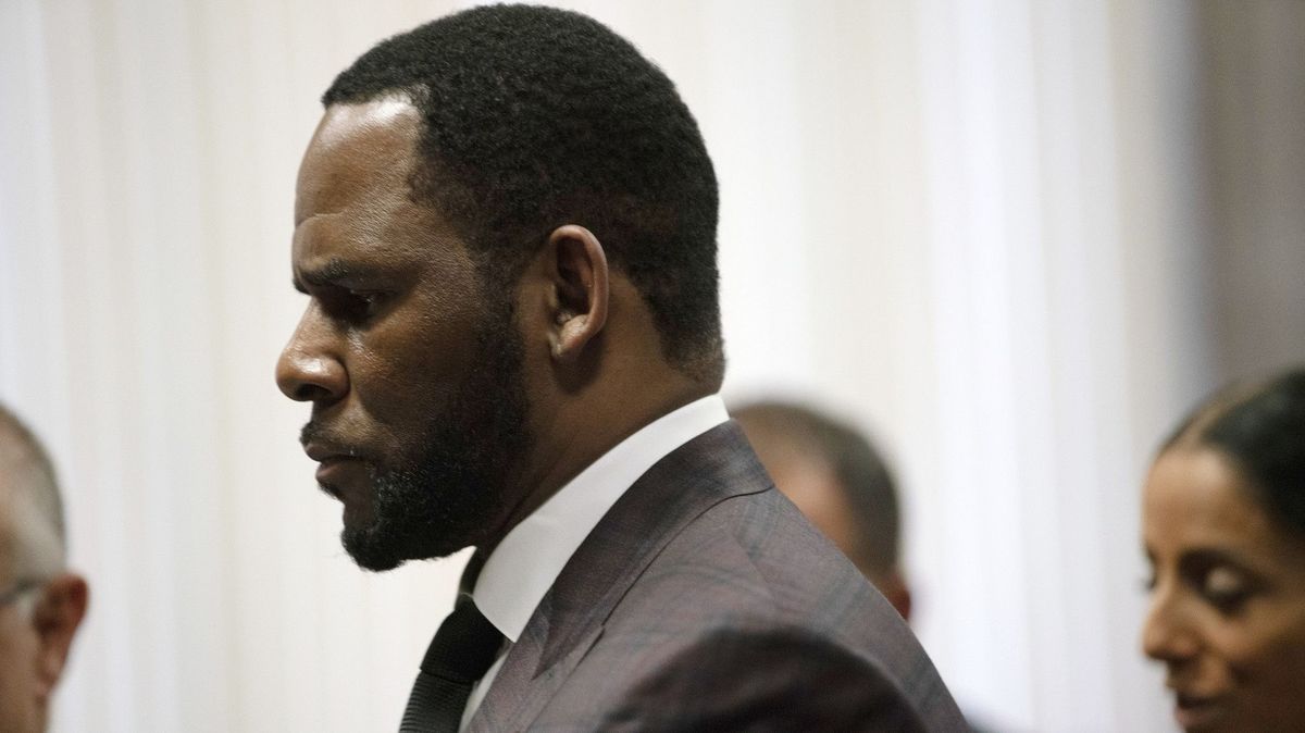 Soud uznal zpěváka R. Kellyho vinným ze sexuálního násilí. Hrozí mu až doživotí